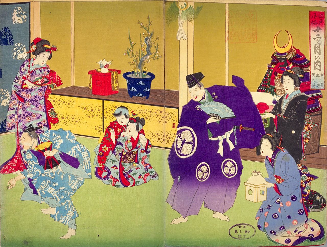 À en juger par la tenue des femmes et des enfants, il semble qu’un duo de mikawa manzai soit en train de se produire dans une résidence de samouraïs. Le tayû est à droite et le saizô à gauche. « Edo au fil du calendrier, les coutumes de janvier, scène de manzai » (Edo Fûzoku Jûnikagetsu no uchi, Shôgatsu Manzai setsu no zu, Bibliothèque nationale de la Diète).