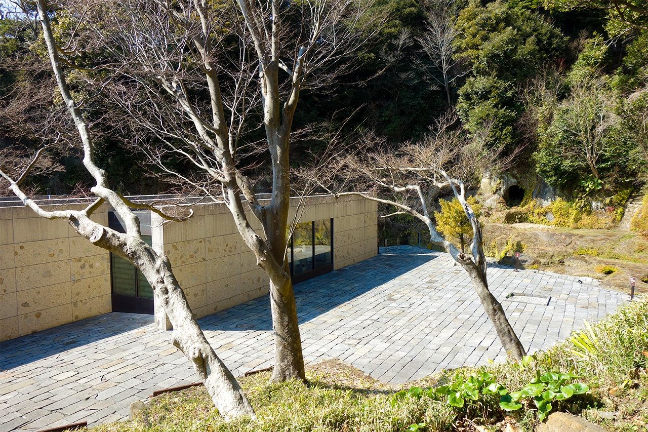 Le Musée de la culture et de l'histoire de Kamakura vu depuis le jardin à l’arrière (© Nippon.com)