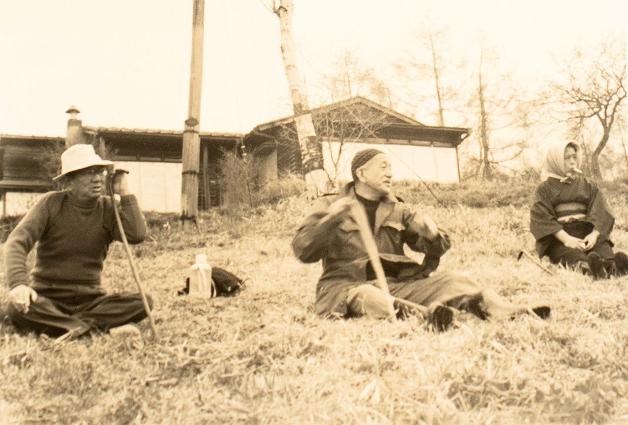 Noda Kôgo (à gauche) et Ozu Yasujirô (au centre) jouissent de l'environnement naturel à Tateshina. (Avec l'aimable autorisation de l'Institut de recherche des écrivains de Tateshina du mémorial Noda Kôgo)