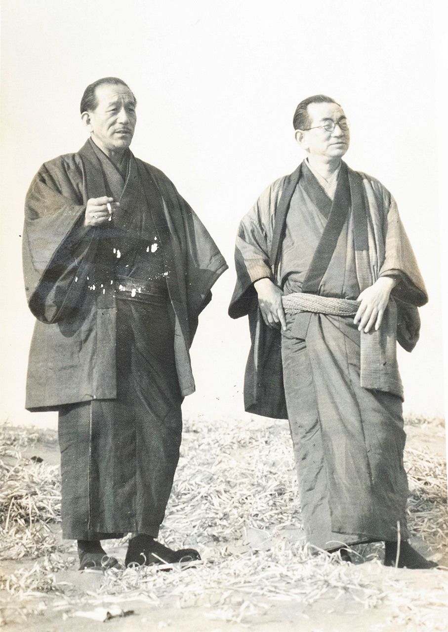 Ozu Yasujirô, à gauche, et Noda Kôgo en kimono. (Avec l'aimable autorisation de l'Institut de recherche des écrivains de Tateshina du mémorial Noda Kôgo)