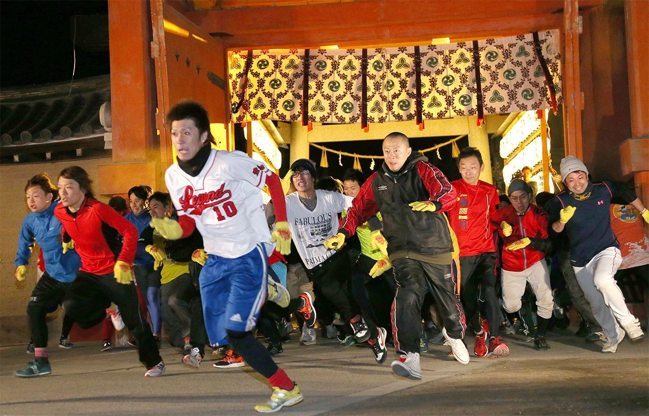 Quelque 6 000 coureurs entrent en compétition pour devenir l'« homme chanceux » de l'année à l'issue de la course qui se tient le 10 janvier 2016 au sanctuaire Nishinomiya, dans la préfecture de Hyôgo. (Jiji)