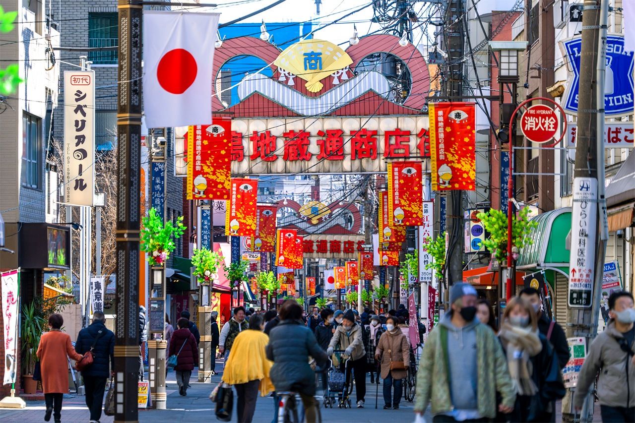 Le « Harajuku des mamies », la rue commerçante Jizô-dori, dans l’arrondissement de Sugamo, à Tokyo.