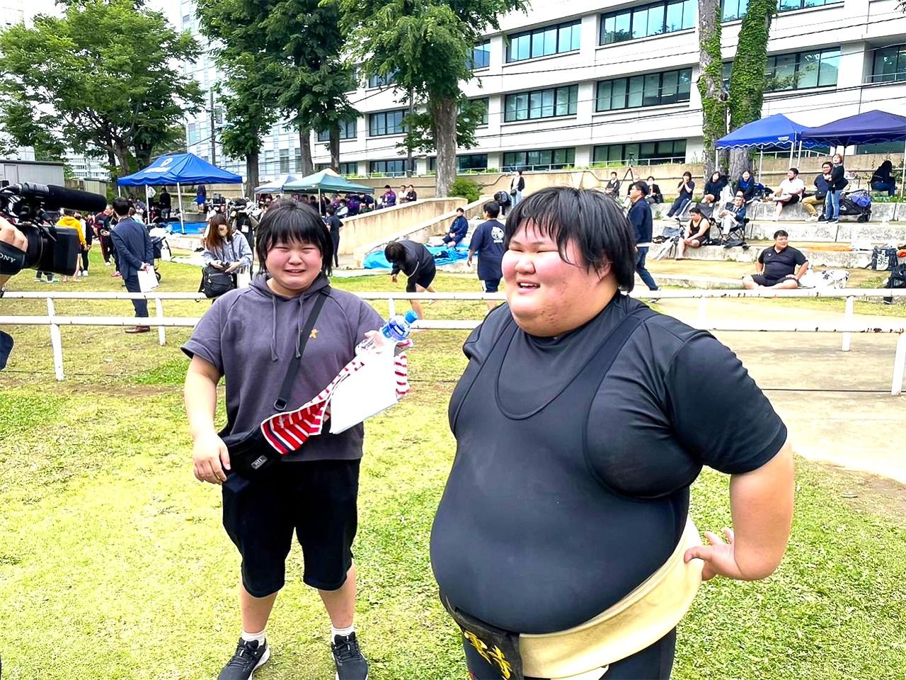 Abe Nana a remporté haut la main le Tournoi individuel de sumo du Japon par catégories de poids qui s'est déroulé le 14 mai 2023 — tournoi qui constitue souvent le premier pas vers le sumo professionnel. Sakura (à gauche) avait les larmes aux yeux lors de l'ouverture du championnat du monde par sa sœur. (Photo avec l'aimable autorisation d'Abe Nana)