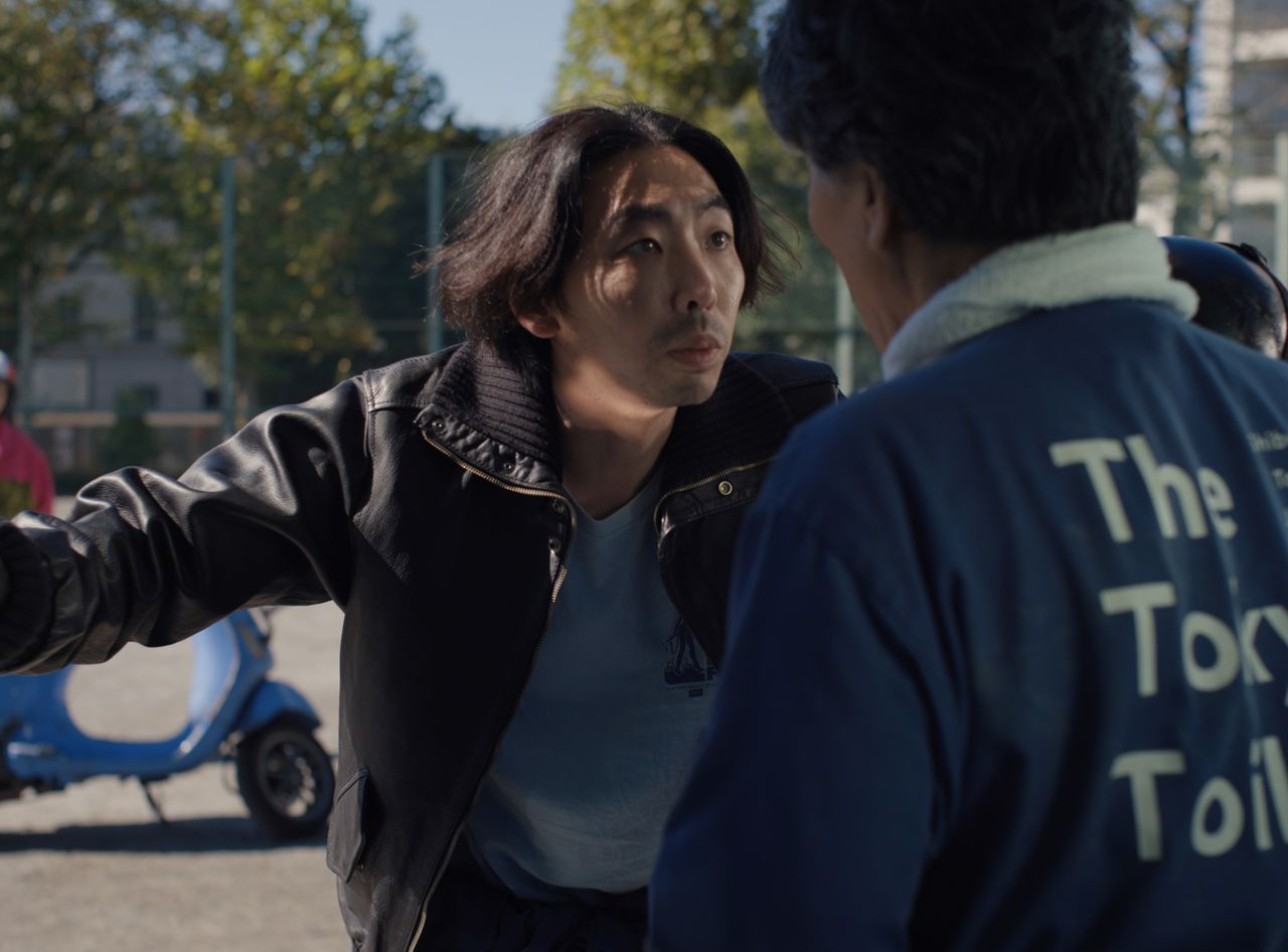 Takashi (interprété par Emoto Tokio) est un collègue de Hirayama. Cet agaçant jeune homme sait être surprenant à ses heures. (©2023 MASTER MIND Ltd.)