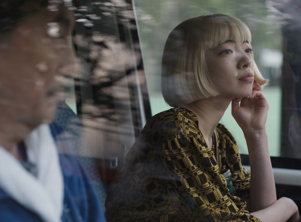 Aya (interprétée par Yamada Aoi ) qui enflamme Takashi, aime bien cette chanson de Patti Smith entendue sur une cassette de Hirayama. (© 2023 MASTER MIND Ltd.)