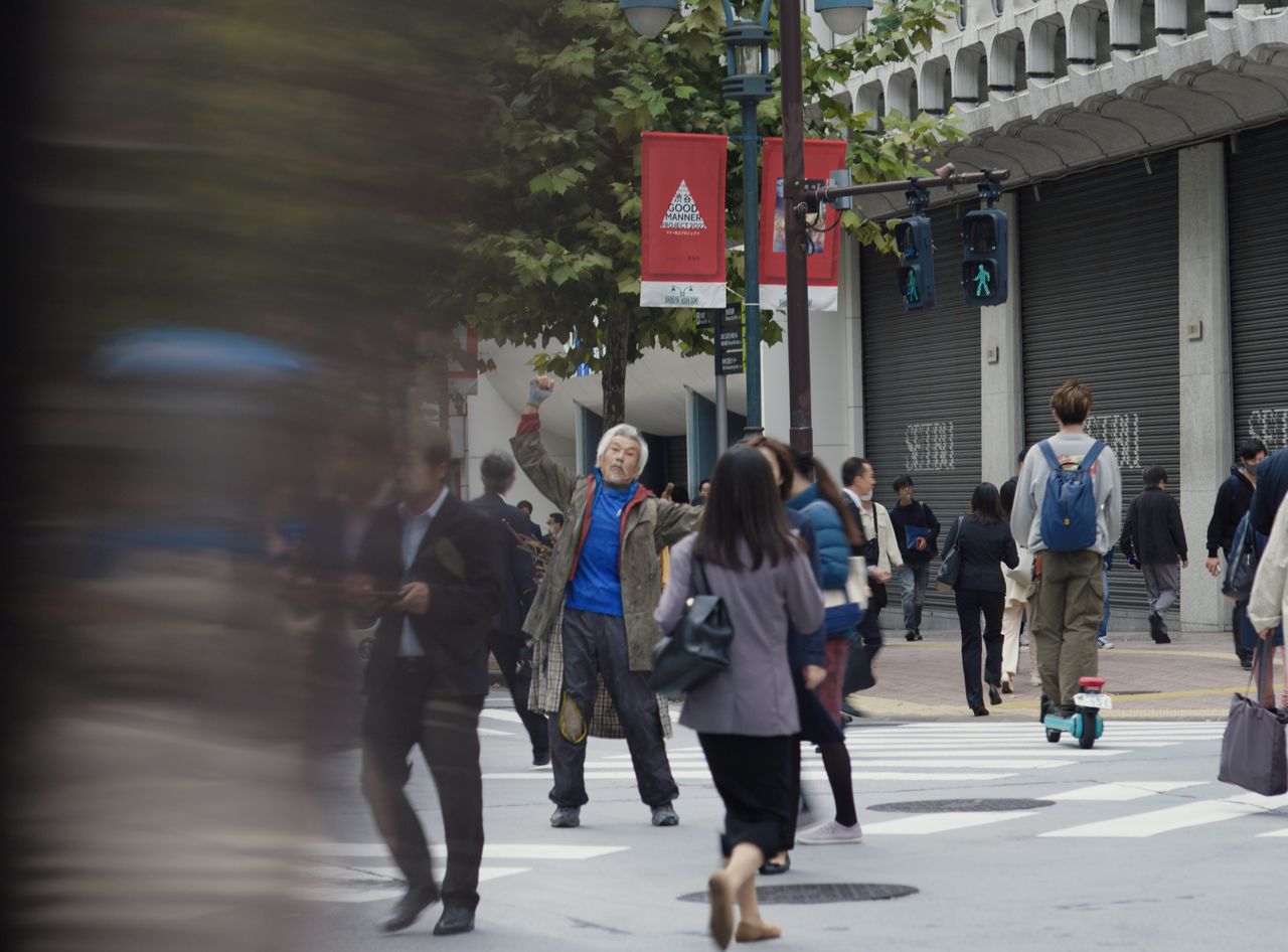 Le sans-abri (interprété par Tanaka Min ) que Hirayama croise toujours dans le parc. (© 2023 MASTER MIND Ltd.)