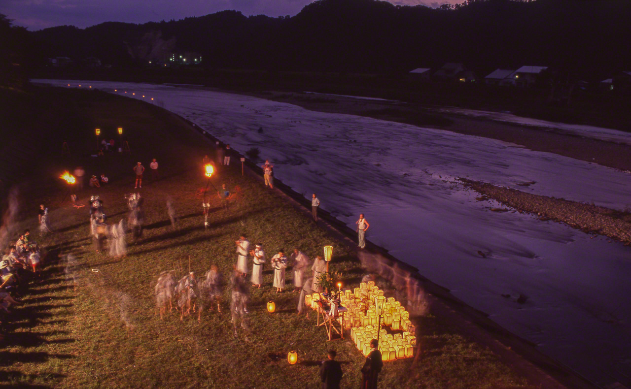 L&acirc;cher de lanternes sur la rivi&egrave;re Hinokinai &agrave; Kakunodate, pr&eacute;fecture d'Akita, &agrave; l'occasion du festival O-bon du milieu de l'&eacute;t&eacute;. Les lanternes &eacute;clairent les &acirc;mes des anc&ecirc;tres lors de leur descente de la rivi&egrave;re et leur travers&eacute;e de la mer jusqu'&agrave; la terre des morts.