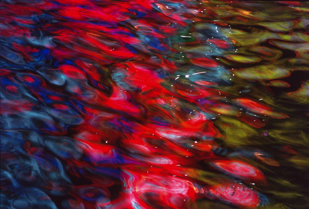 Des lampes au n&eacute;on se refl&egrave;tent dans le canal D&ocirc;tonbori, dans le centre-ville d'Osaka. Selon les mots du S&ucirc;tra du C&oelig;ur, &laquo;&nbsp;La forme est le vide et le vide est la forme&nbsp;&raquo;.