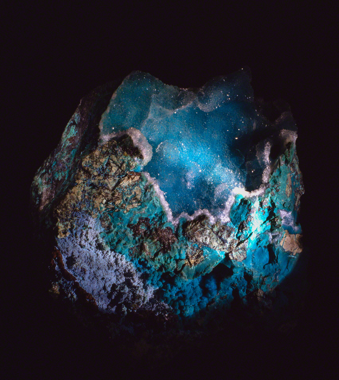 La chrysocolle est un myst&eacute;rieux min&eacute;ral qui pr&eacute;sente parfois d&rsquo;&eacute;tranges ressemblances avec les images de notre plan&egrave;te terre bleue et aqueuse vue de l&rsquo;espace.