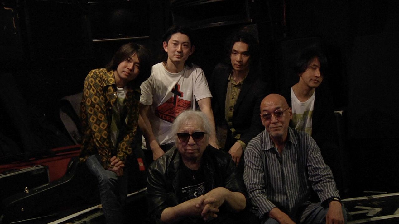 Les membres actuels de Zunô Keisatsu : de gauche à droite, Sawa Ryûji (guitare), Higuchi Motonosuke (batterie), PANTA, Miyata Gaku (basse), TOSHI et Ôkubo Kei (claviers) ©2020 ZK PROJECT