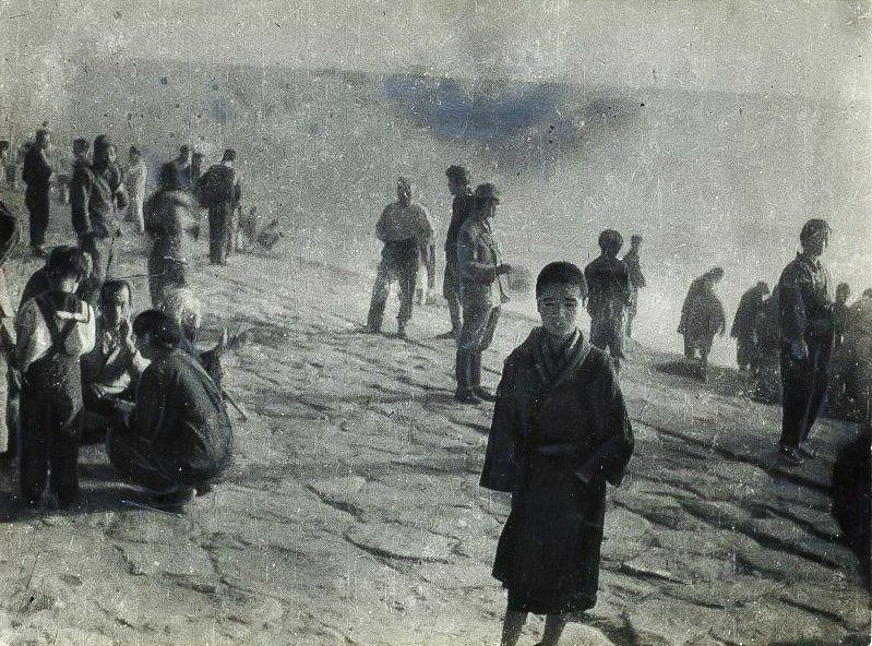 Cet orphelin esseulé qui attend désespérément d’être rapatrié au Japon n’a pas été autorisé à monter à bord d’un navire car il n’avait pas de papiers prouvant son identité. Cette photographie aurait été prise à Busan en 1946. (Avec l’aimable autorisation du Mémorial pour les soldats détenus en Sibérie et rapatriés d’après-guerre)