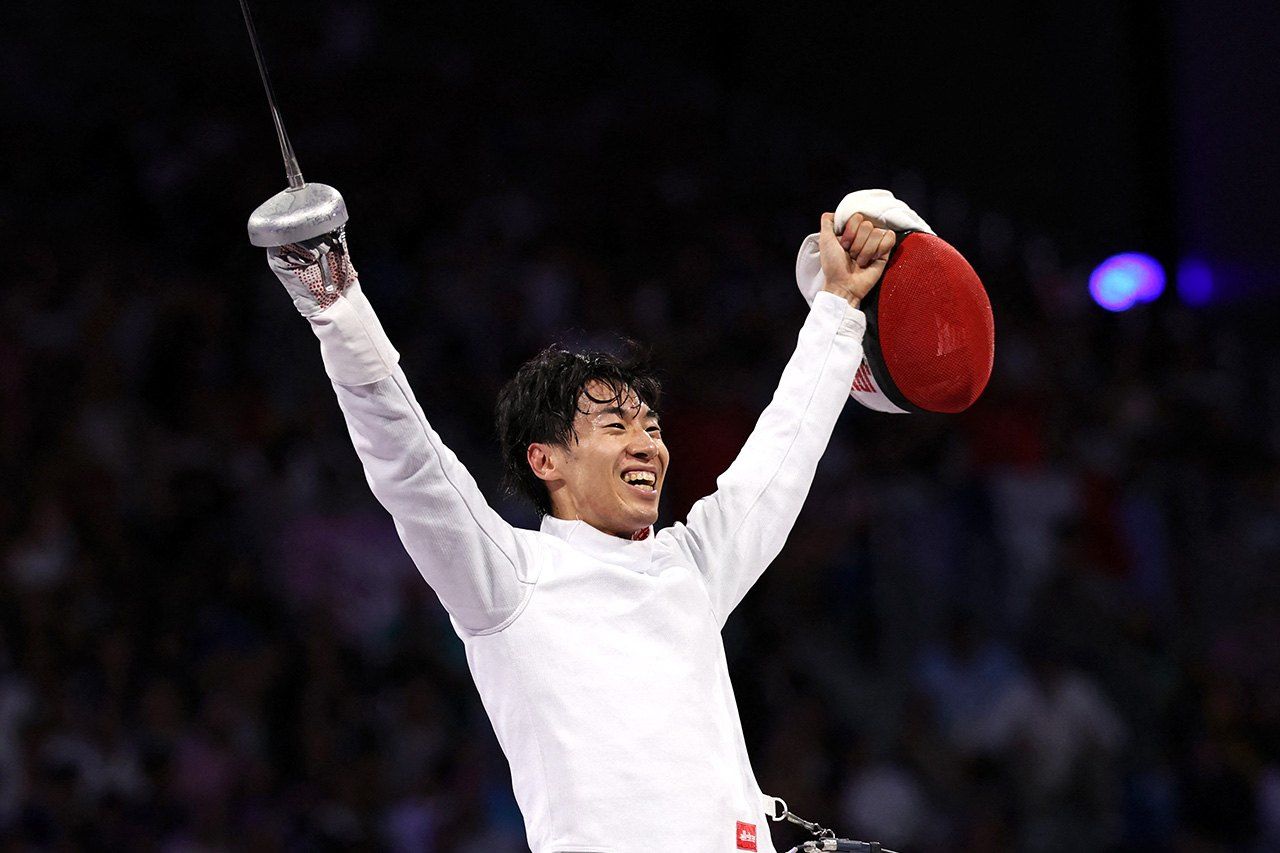 Membre de l’équipe victorieuse des JO de Tokyo 2021, il est devenu la première personne de nationalité japonaise à obtenir l’or en individuel, en battant le Français Yannick Borel en finale. (Reuters)