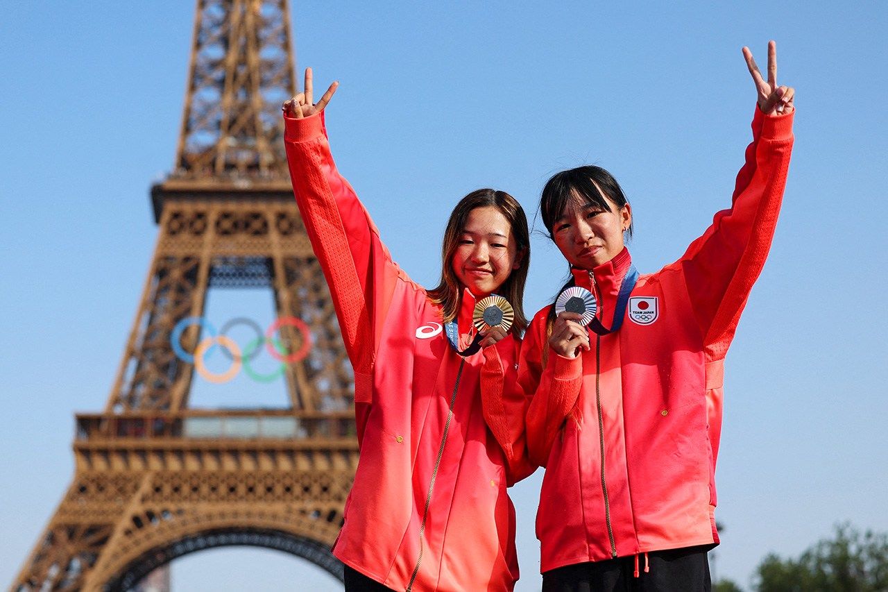Alors que Nishiya Momiji et Nakayama Fûna avaient remporté respectivement l’or et le bronze aux Jeux de Tokyo en catégorie street femmes, le résultat cette fois-ci est encore meilleur, avec une médaille d’or et une médaille d’argent. Akama Rizu (15 ans), menait la compétition quand sa compatriote Yoshizawa Coco (14 ans) a obtenu un score de 96,49 points grâce à une impressionnante figure qui lui a permis de décroché la première place du podium. (Reuters)