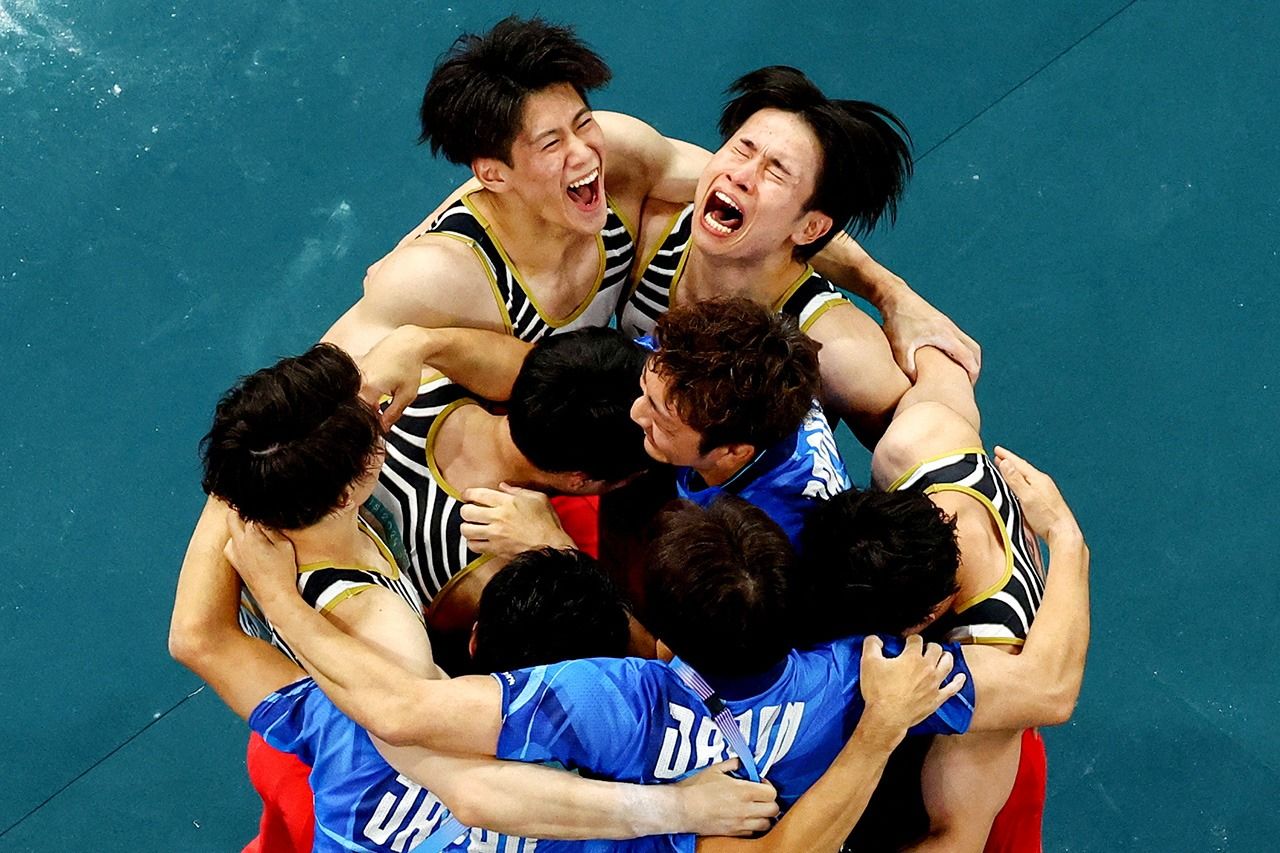 À la deuxième place jusqu’à la dernière épreuve de barre horizontale, le Japon a finalement ravi la médaille d’or à la puissante Chine. La délégation nippone avait remporté l’argent à Tokyo lors de l’édition précédente. (Reuters)