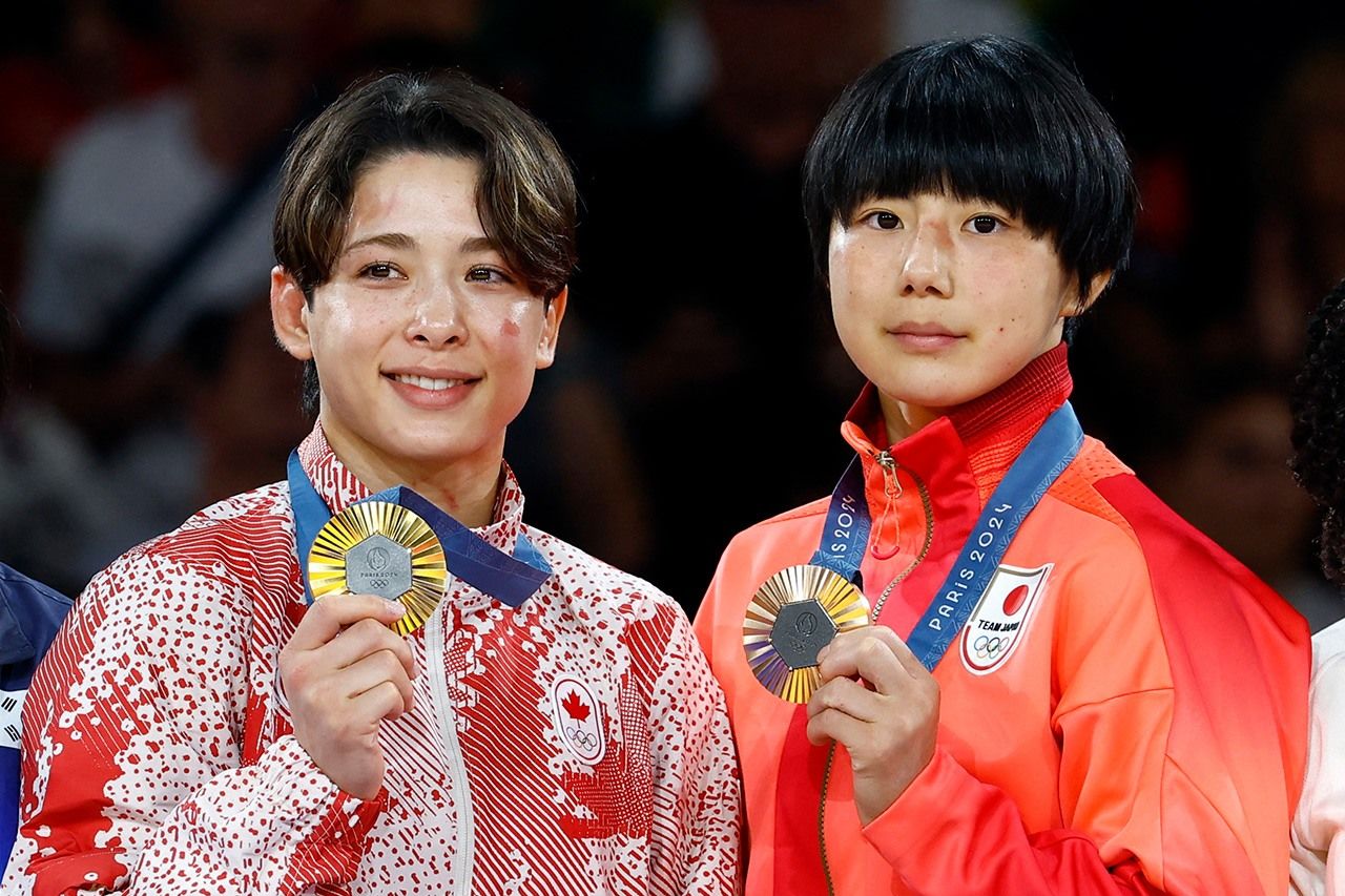 Malgré sa défaite en quart de finale, Funakubo Haruka (droite) a pu être repêchée et finir victorieuse de son combat contre Rafaela Silva, la championne olympique des Jeux de 2016. (Reuters)