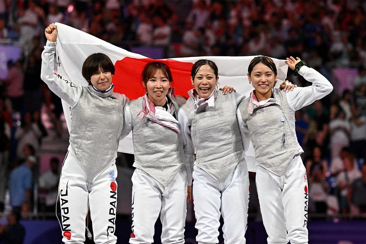 C’est la toute première médaille obtenue en escrime femmes par le Japon, que ce soit en individuel ou par équipe. Le Japon a vaincu le Canada 33 à 32 dans un suspense qui s’est prolongé jusqu’à la dernière seconde de l’épreuve. (Reuters)