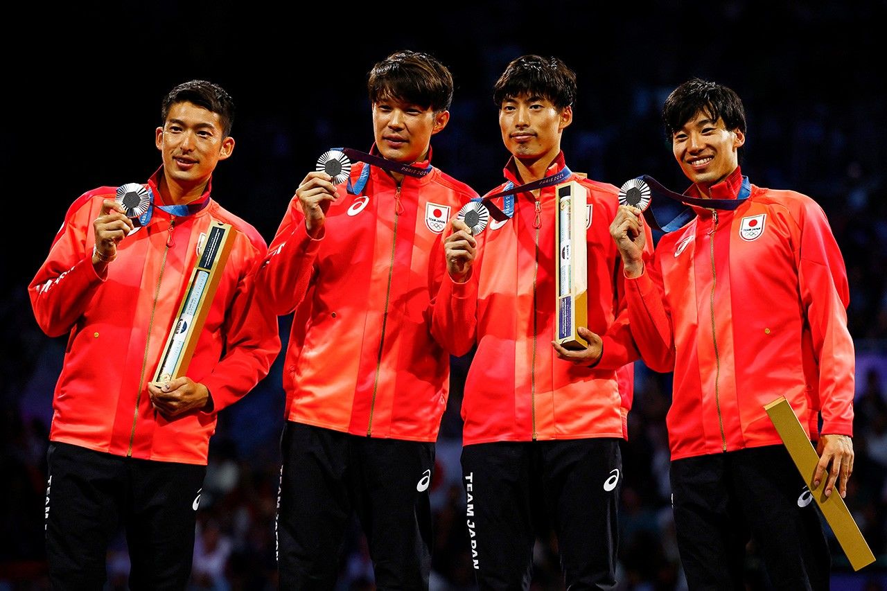 L’équipe masculine d’escrime avait pour la première fois obtenu la médaille d’or aux Jeux de Tokyo. Cette fois-ci, elle a été défaite de peu (26-25) par la Hongrie et a terminé deuxième. (Reuters)