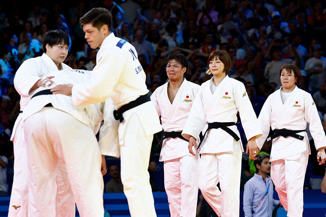 Le suspense était à son comble pour savoir si le Japon allait prendre sa revanche sur la France après la défaite des JO de Tokyo. Mais après un score de 3-3, les deux équipes ont dû se départager avec un combat entre Saitô Tatsuru et Teddy Riner, mais celui-ci s’impose et offre à la France un deuxième titre consécutif. (Reuters)