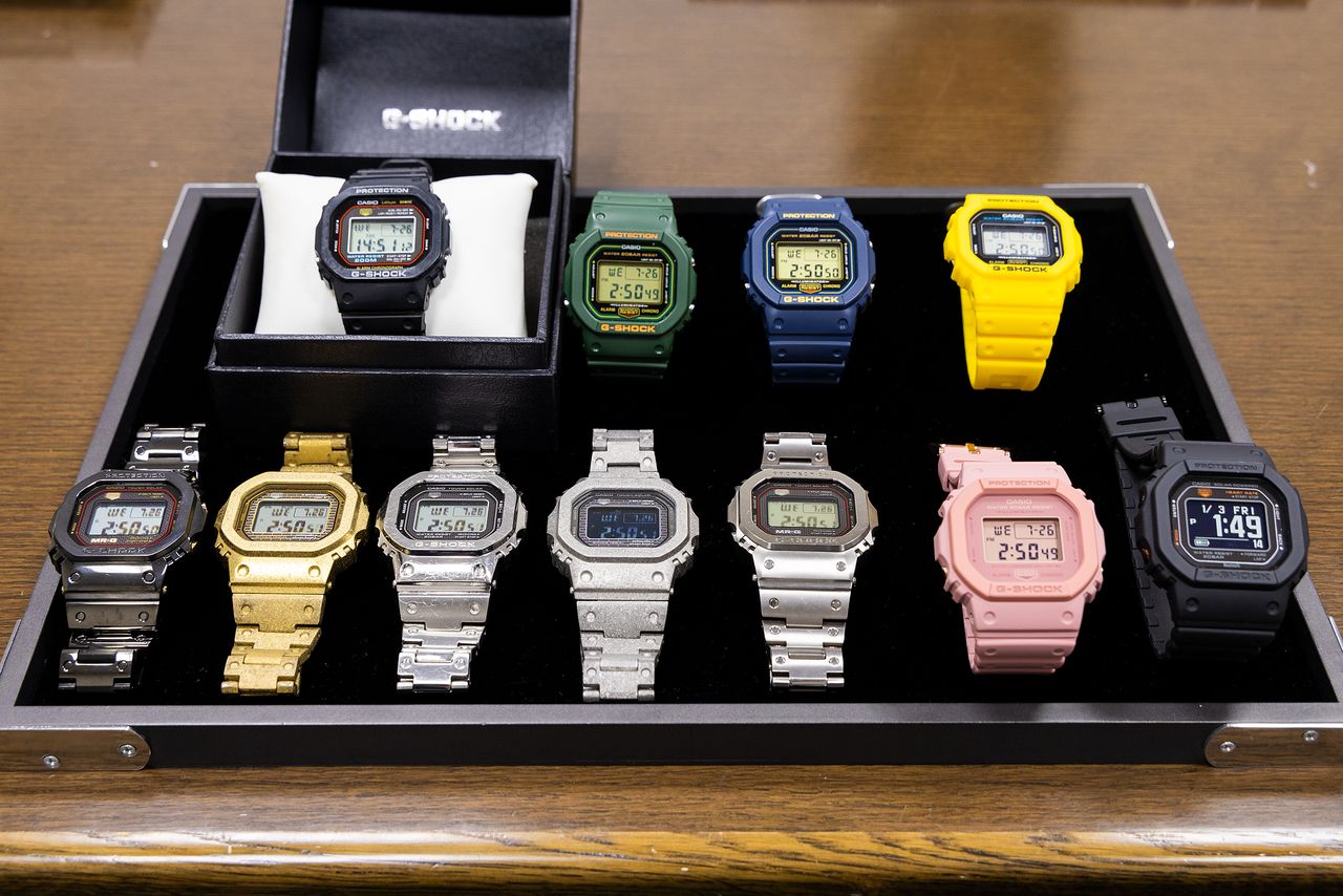 La montre sur la première rangée à gauche est un modèle de la première génération. Les autres sont des variations du modèle qui lui ont succédé. (© Nippon.com)