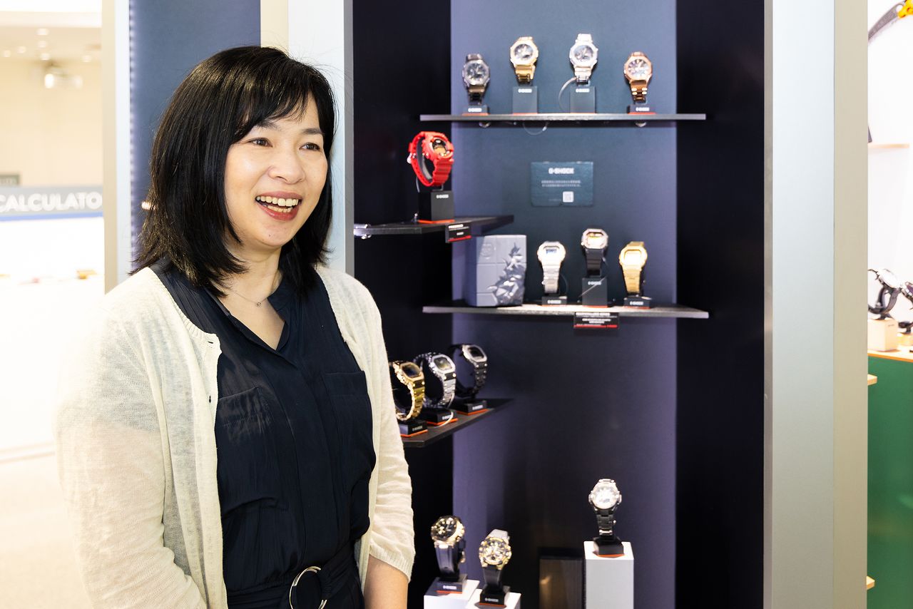 Yonekura Masako devait recueillir les résultats du sondage et les documents nécessaires à la candidature. (© Nippon.com)