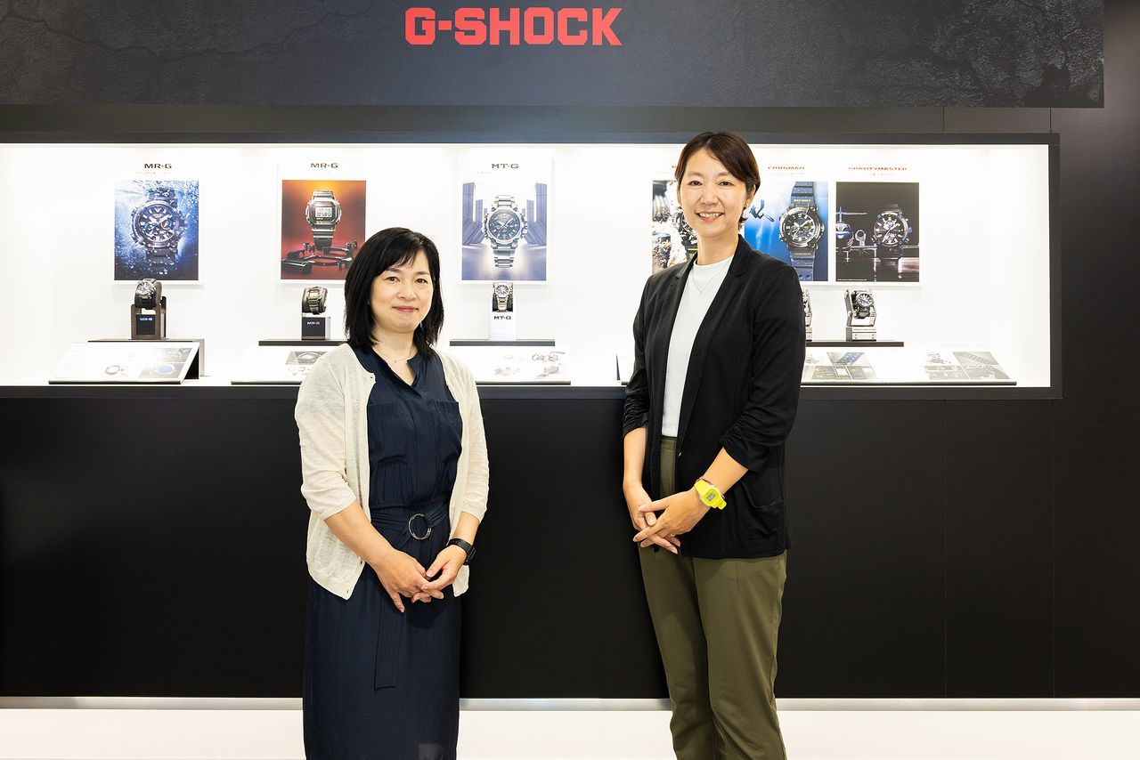 Yonekura Masako et Matsumura et Satoko dans la salle d’exposition au siège de l’entreprise Casio. (© Nippon.com)