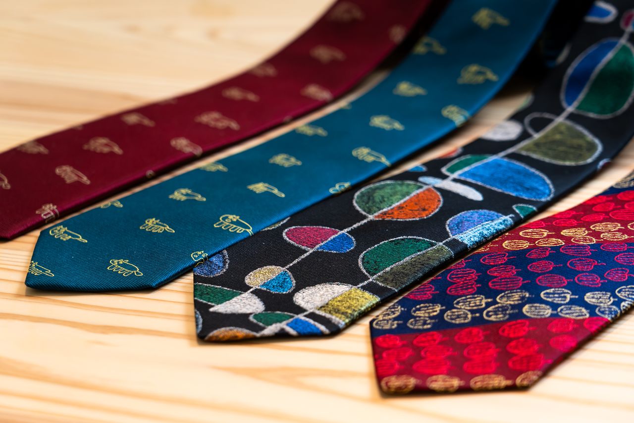 Les cravates artistiques de Heralbony. La qualité du travail de couture et de la technologie de tissage est évidente.