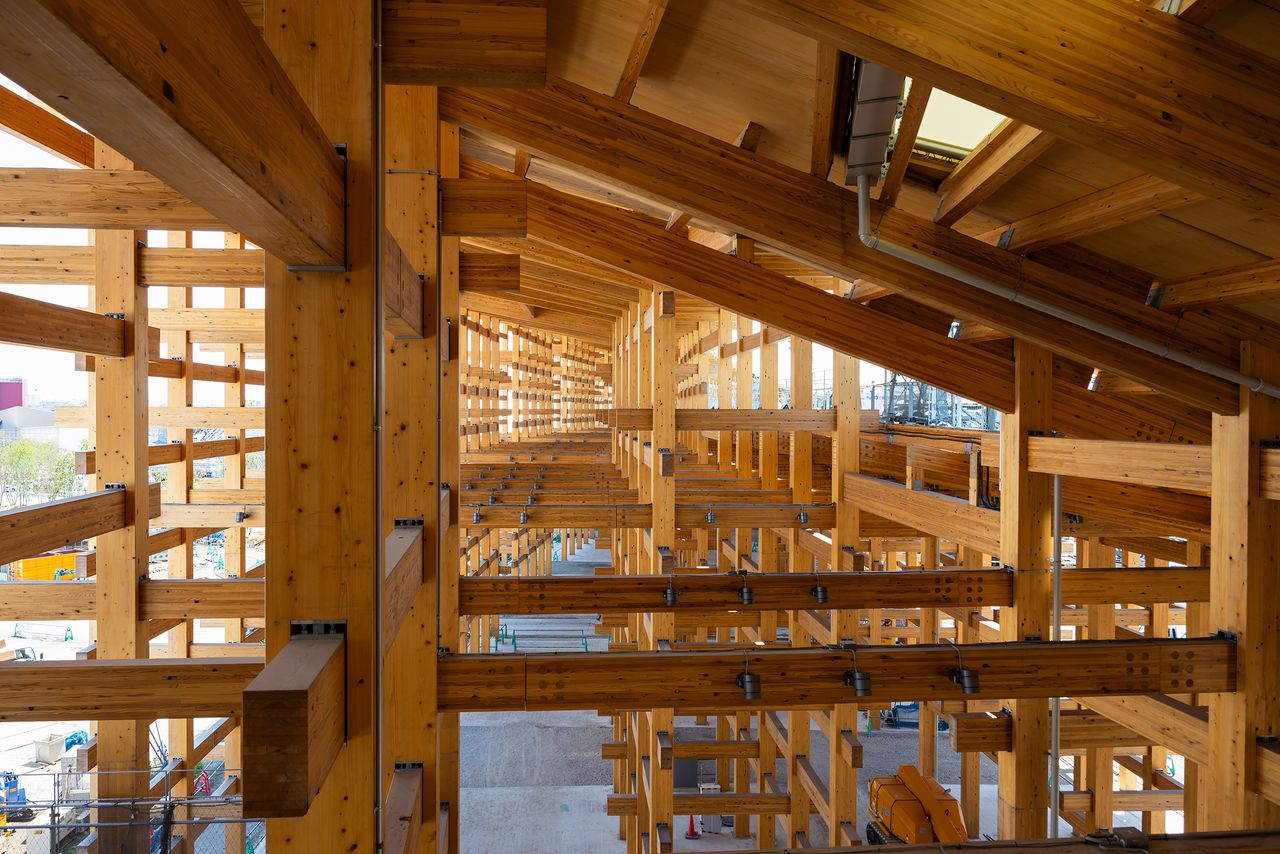 Certaines sections utilisent du bois en provenance de la ville de Namie, dans la préfecture de Fukushima, une région touchée par le tremblement de terre de l’Est du Japon.