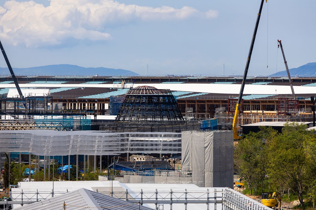 Par temps clair, on aperçoit le grand pont Akashi Kaikyô, qui relie l’île principaple du Japon à l'île d'Awaji.