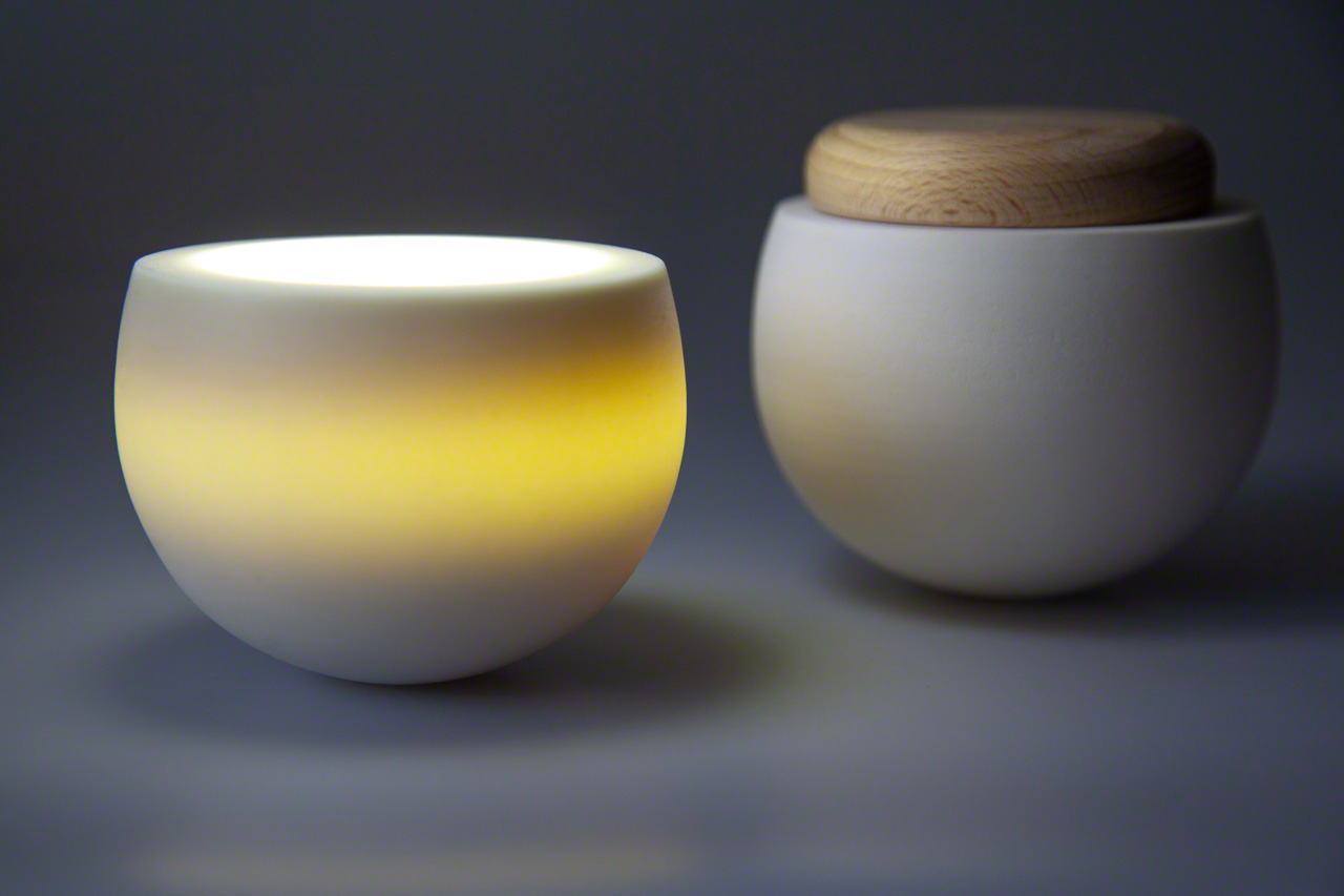 L'urne miniature Yurikago, pour le repos des cendres de nourrissons. Elle &eacute;voque un nouveau-n&eacute; couch&eacute; dans un yurikago, ou berceau.