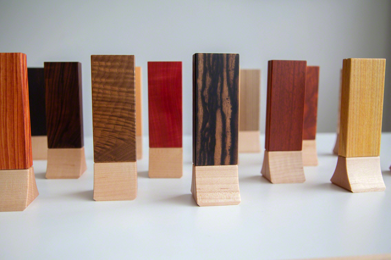 Les tablettes de la s&eacute;rie Mori no Ihai disponibles dans plus de 100 types de bois naturel.