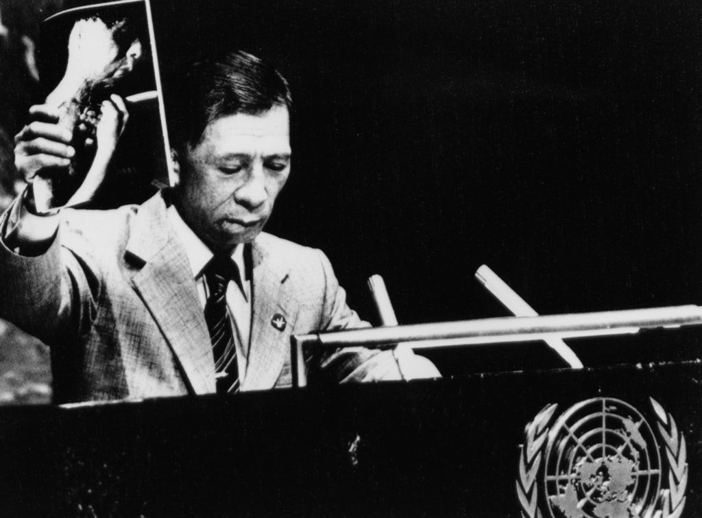 Le discours de Yamaguchi, tenant une photo de ses blessures de la bombe atomique, au siège des Nations unies. (Kyôdô)