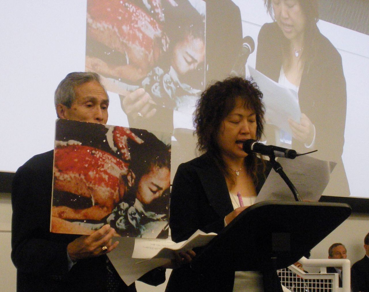 Taniguchi Sumiteru (gauche), victime de la bombe atomique, lors de son discours aux Nations Unies à New York. (Jiji)