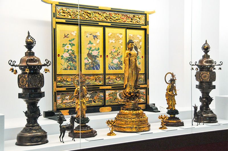 L'exposition Revisiting Sieblod recrée les expositions d'artefacts japonais montrés par Siebold après son retour en Europe au XIXe siècle. 