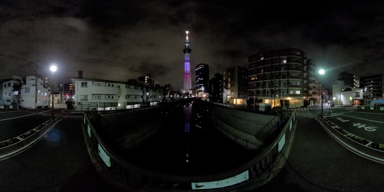 Plus de 2 000 projecteurs font briller la tour Skytree. Ses LED lui permettent d’être visible à une vingtaine de kilomètres, mais leur installation a été pensée de façon à éviter au maximum la pollution lumineuse.