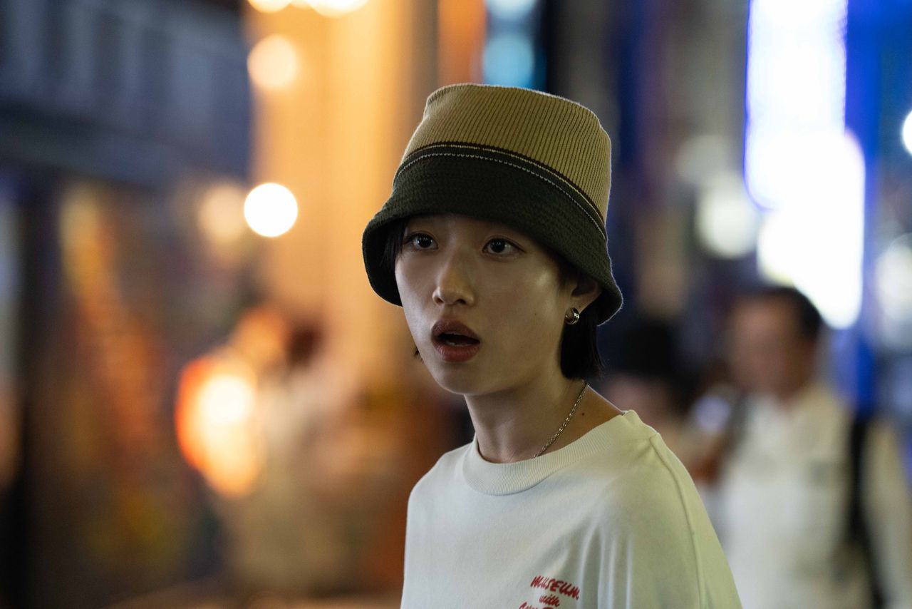 Scène du « Désert de Namibie », Kana (Kawai Yuumi) répond bravache à un rabatteur qui œuvre dans les rues du quartier chaud de Kabuki-chô à Tokyo. (© 2024 Desert of Namibia Production Committee)