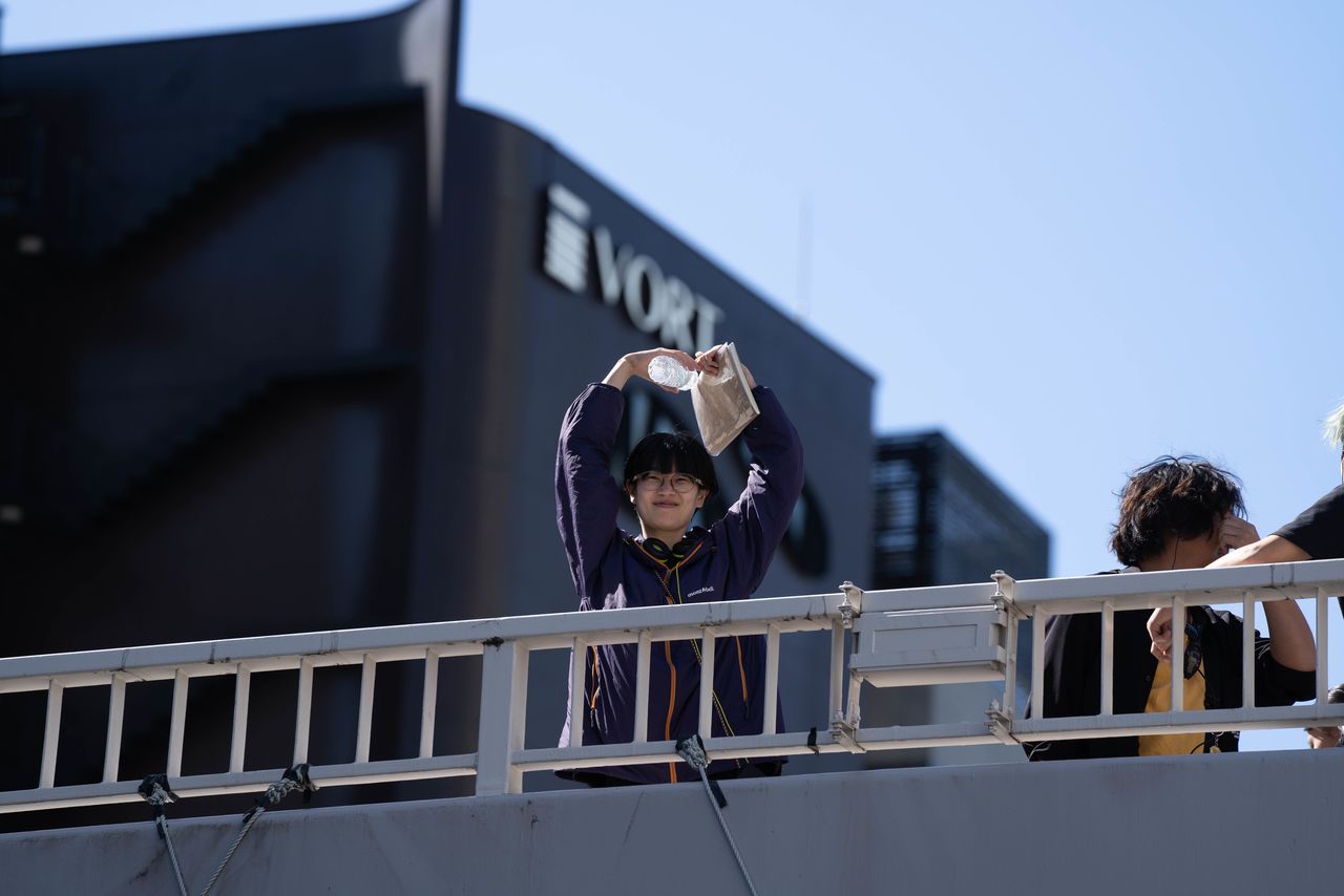 Yamanaka Yôko prise en photo lors du tournage de son dernier film. (© 2024 Desert of Namibia Production Committee)