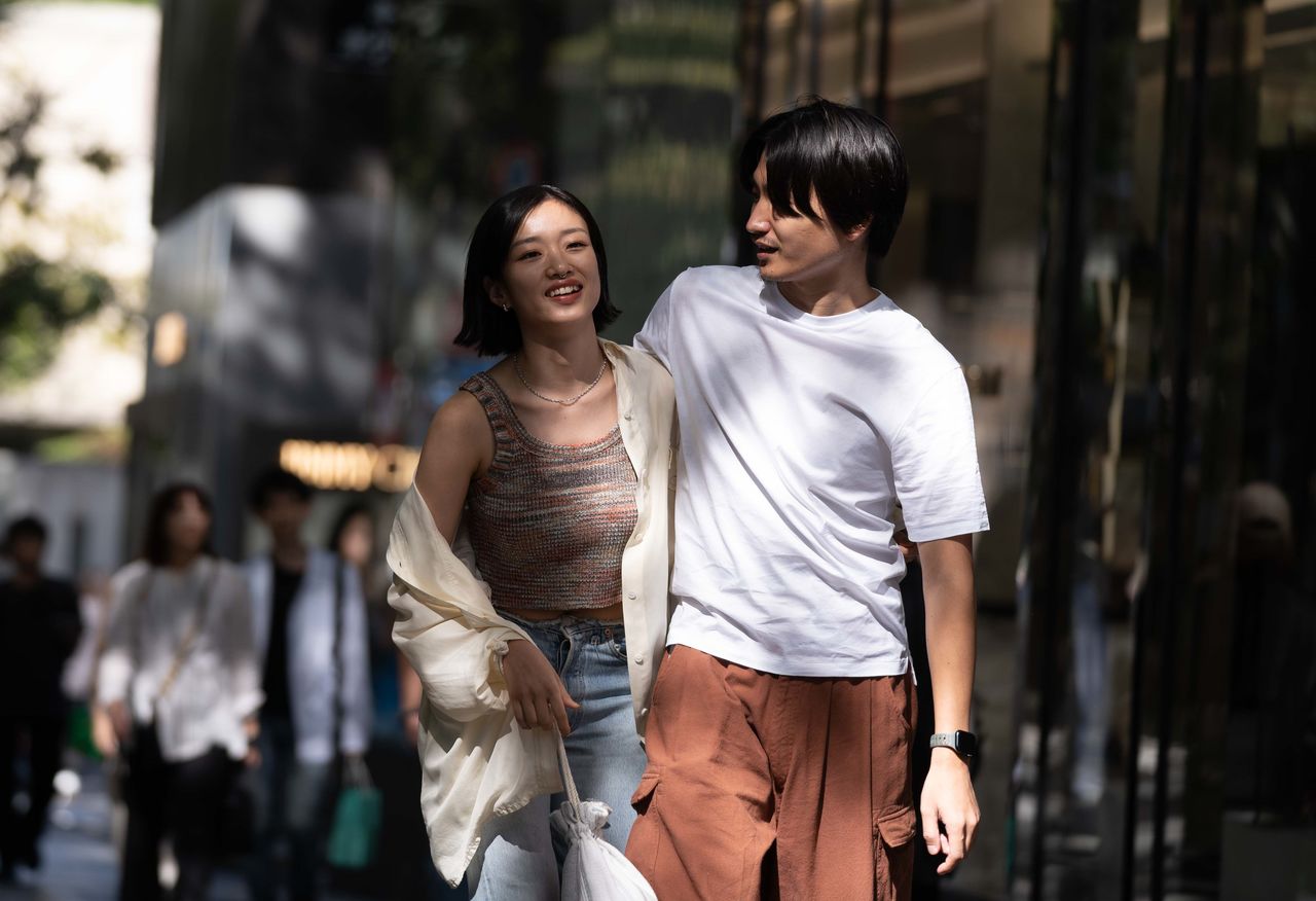 Kana commence à sortir avec Hayashi (Kaneko Daichi), designer de son état. (© 2024 Desert of Namibia Production Committee)