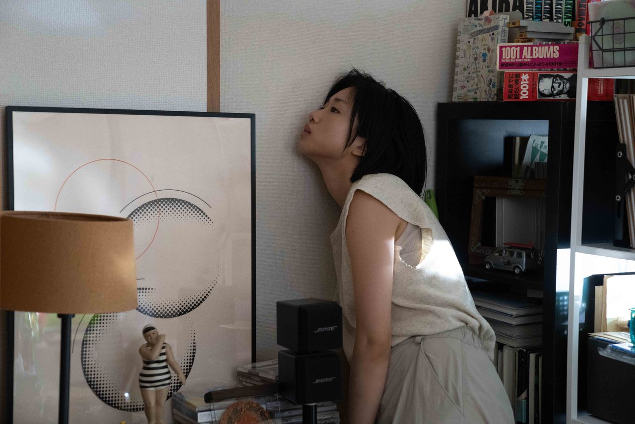 Après son déménagement, elle s’intéresse aux petits bruits venant du voisinage. (© 2024 Desert of Namibia Production Committee)