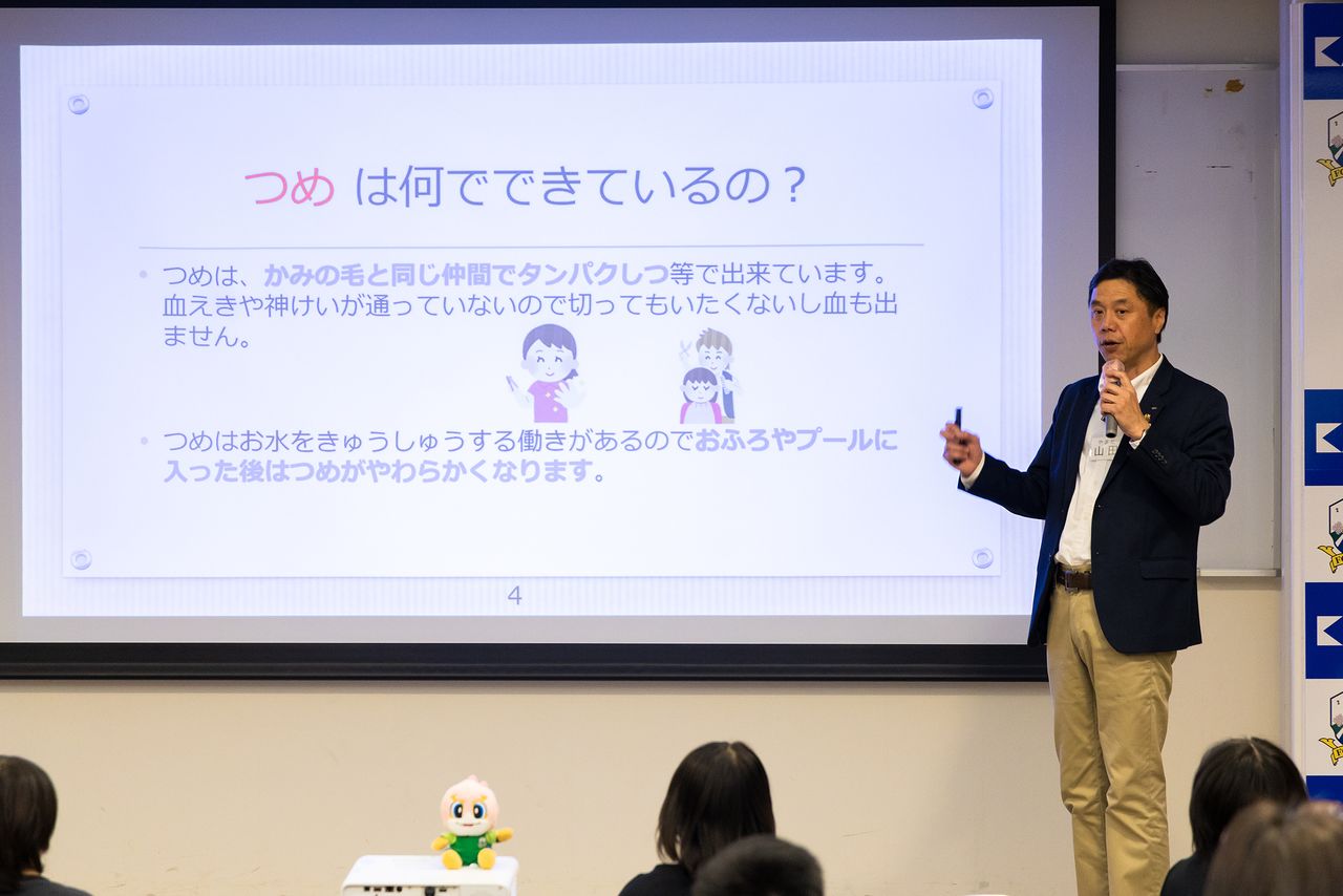 Yamada Kimihisa anime des séminaires pour sensibiliser le public à l’art de bien se couper les ongles.