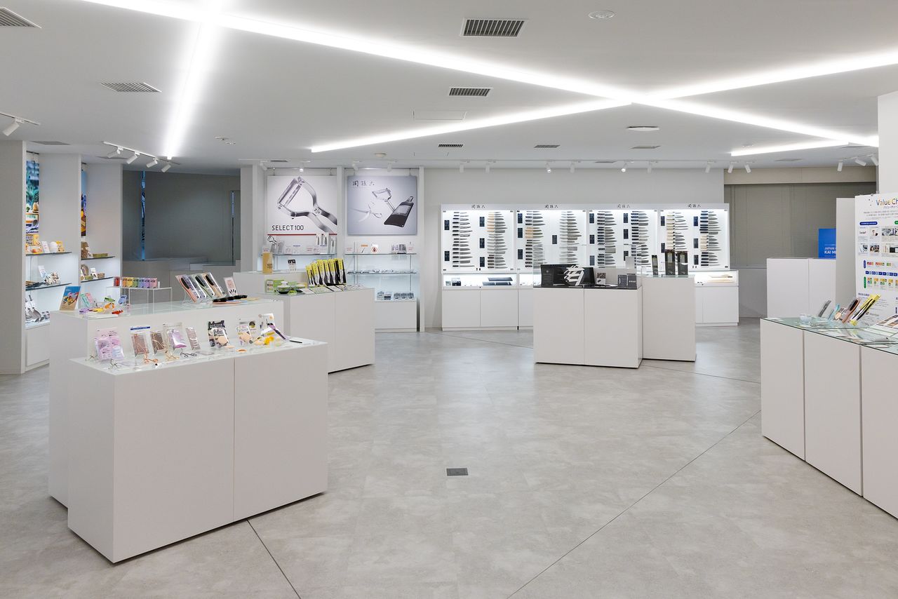 Les produits de la gamme sont exposés au siège de la firme Kai à Tokyo.