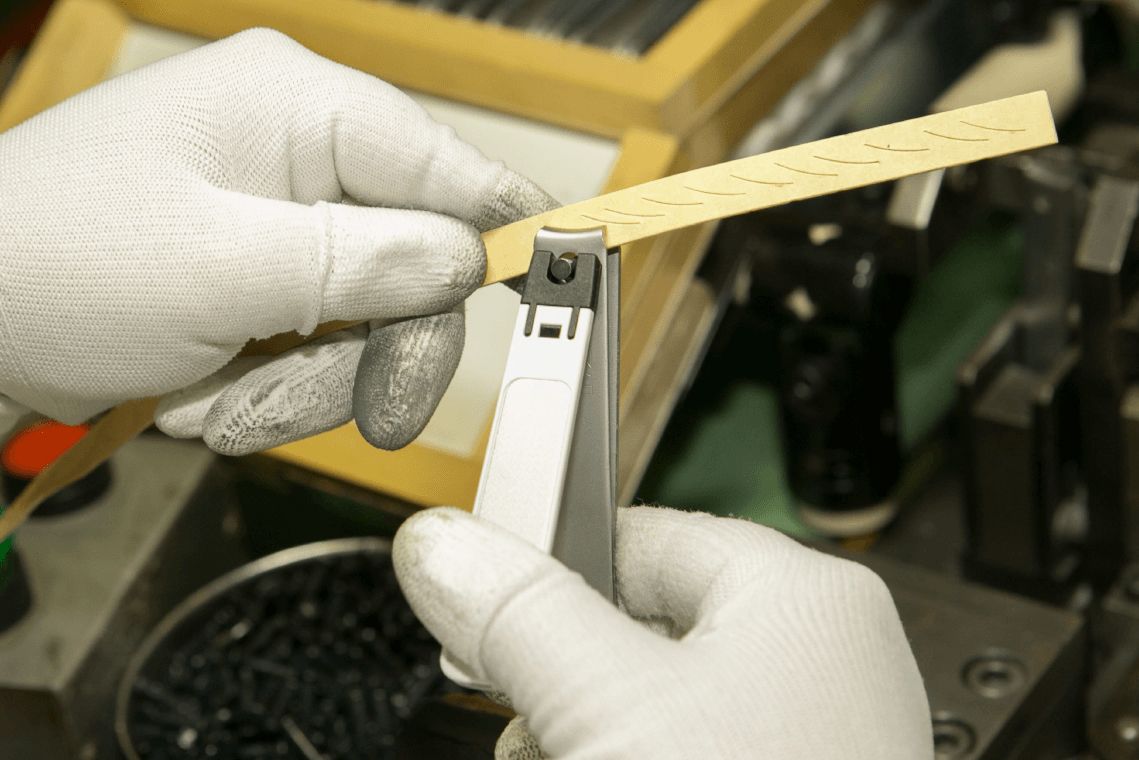 Un employé de la firme Kai vérifie le tranchant d’un coupe-ongles. (© Kai)