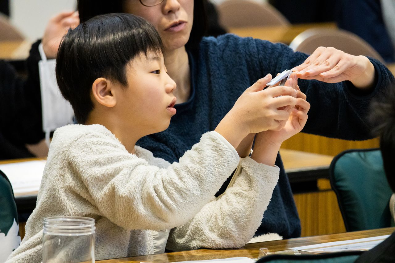 On assiste en famille aux ateliers de la firme Kai sur le bon usage du coupe-ongles.