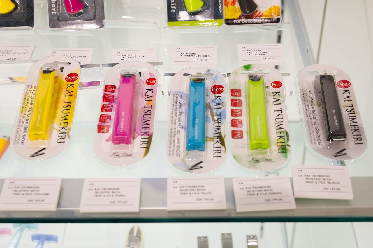 Les coupe-ongles Tsumekiri sont disponibles dans une large gamme de couleurs vives. Sur le produit, le nom de marque est facile à identifier.