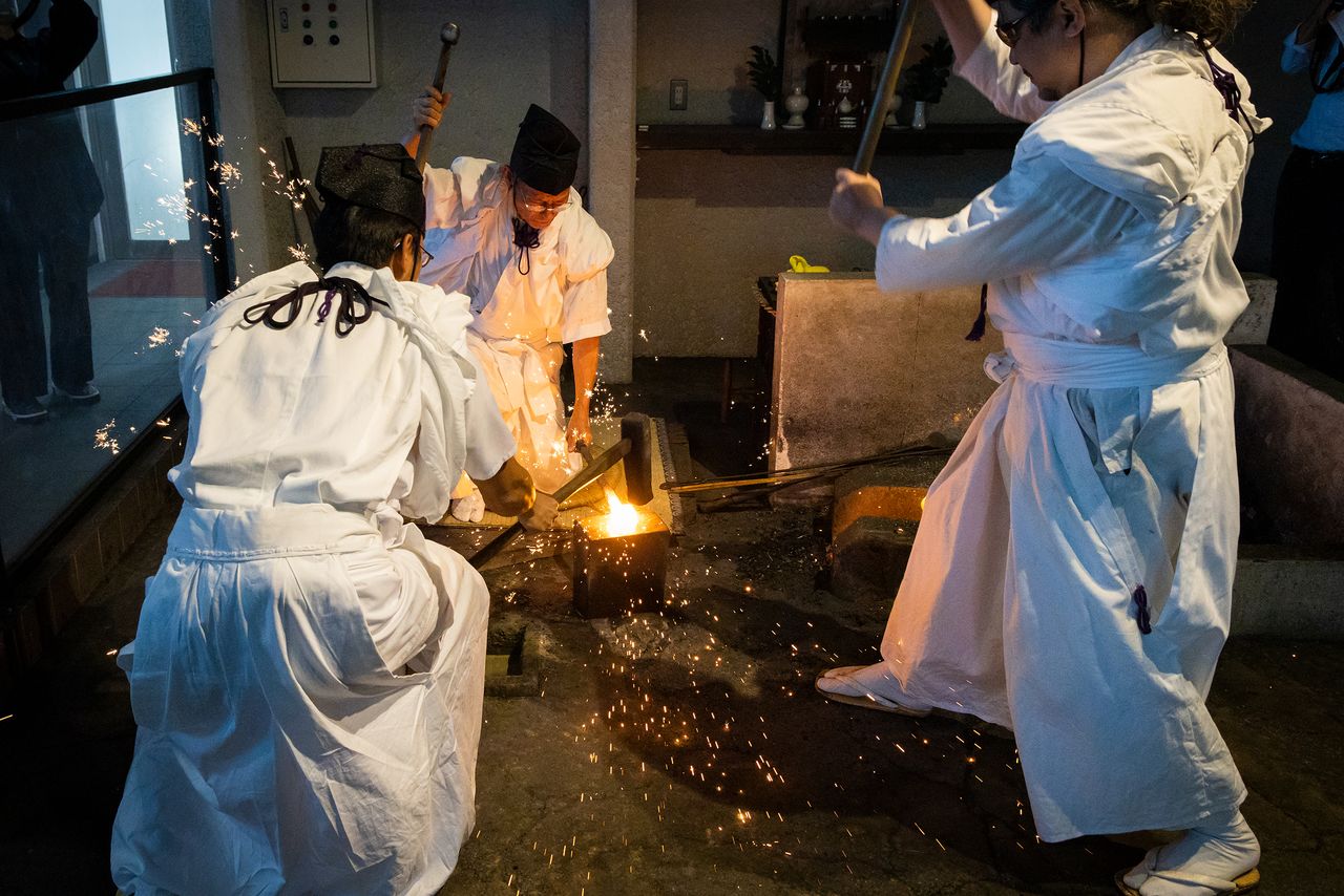 Les artisans forgerons lors d’une démonstration au musée du sabre traditionnel de Seki.