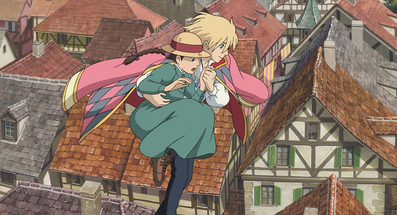 Hauru et Sophie volent dans les airs dans une scène du Château ambulant. (© 2004 Studio Ghibli)