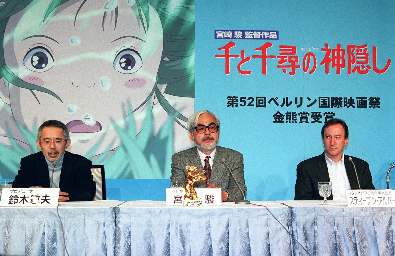 Miyazaki Hayao (au centre) avec des représentants du Studio Ghibli lors d’une conférence de presse à Tokyo en février 2002 suite au succès du Voyage de Chihiro, qui venait de recevoir l’Ours d’or. (© Jiji)