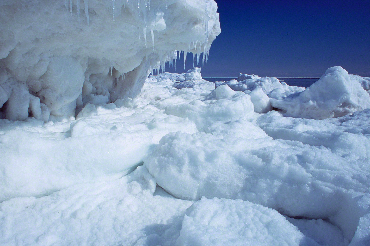 La glace est pouss&eacute;e contre la c&ocirc;te par le vent de la mer d&rsquo;Okhotsk. (&copy;&nbsp;Mizukoshi Takeshi)
