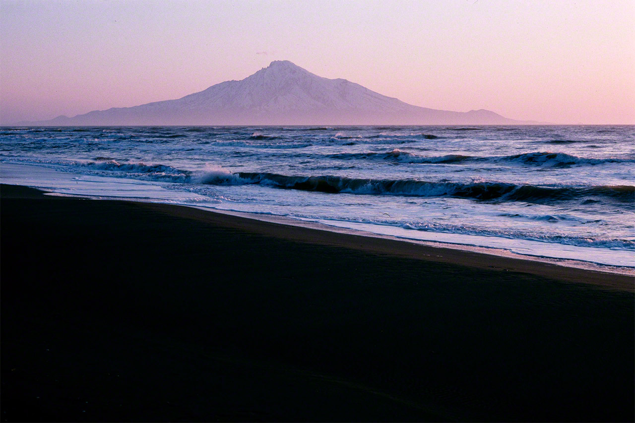 Le mont Rishiri, sur l&rsquo;&icirc;le du m&ecirc;me nom, vu &agrave; travers la mer du Japon depuis la c&ocirc;te du marais Sarobetsu. (&copy;&nbsp;Mizukoshi Takeshi)