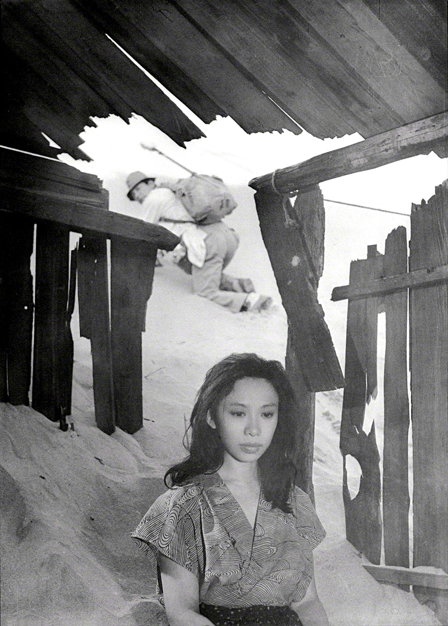 Une photo d'une sc&egrave;ne du film La Femme des sables, de Teshigahara Hiroshi, avec Kishida Ky&ocirc;ko dans le r&ocirc;le principal. (Avec l'aimable autorisation de S&ocirc;getsukai)