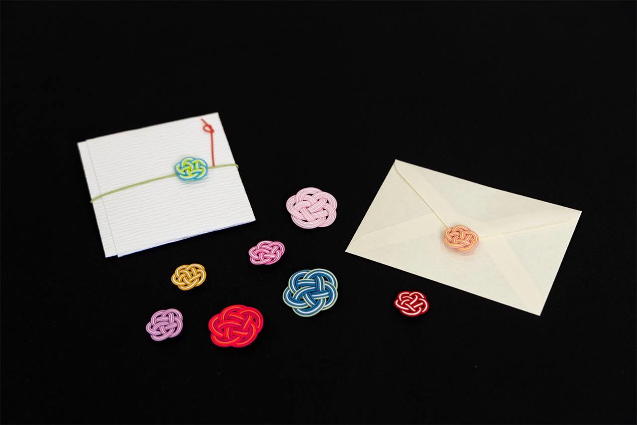 On utilise cinq cordelettes pour une grosse pièce, ou trois pour une petite. Le niveau de difficulté augmente davantage avec le nombre. (© Kawamoto Seiya)